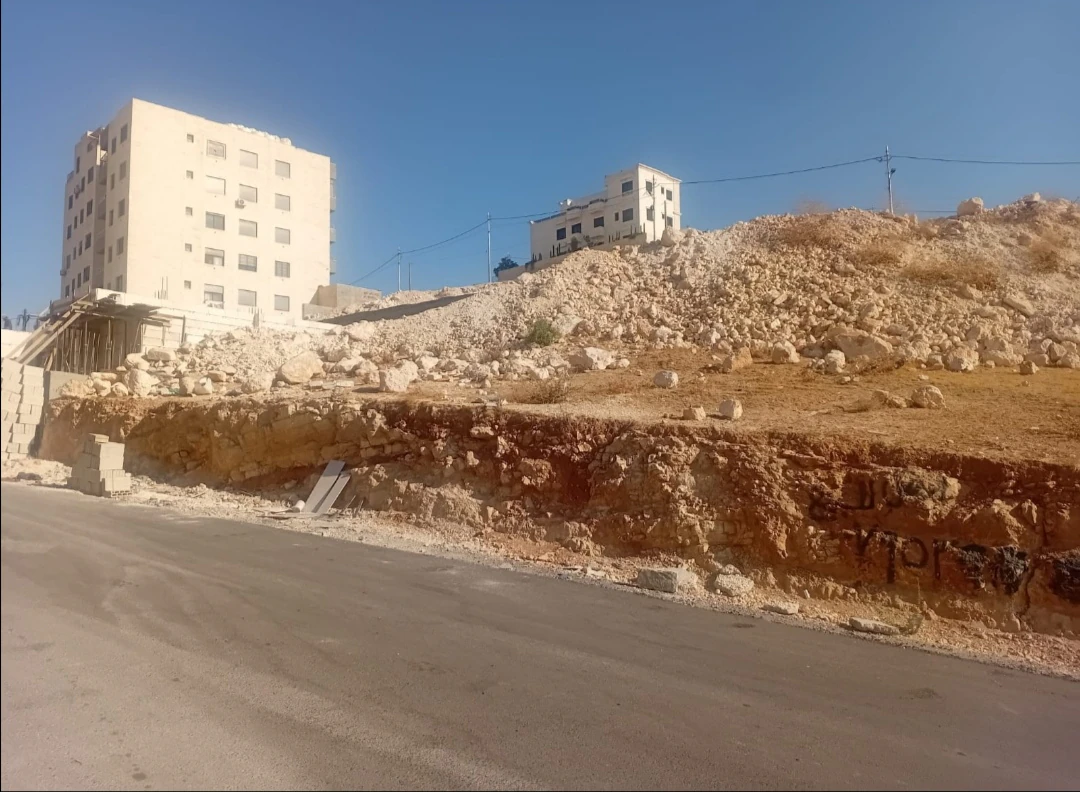 أرض في ابو علندا قرب دوار البنزين وقرب إسكان الكهرباء - 55,000 دأ - صورة 1