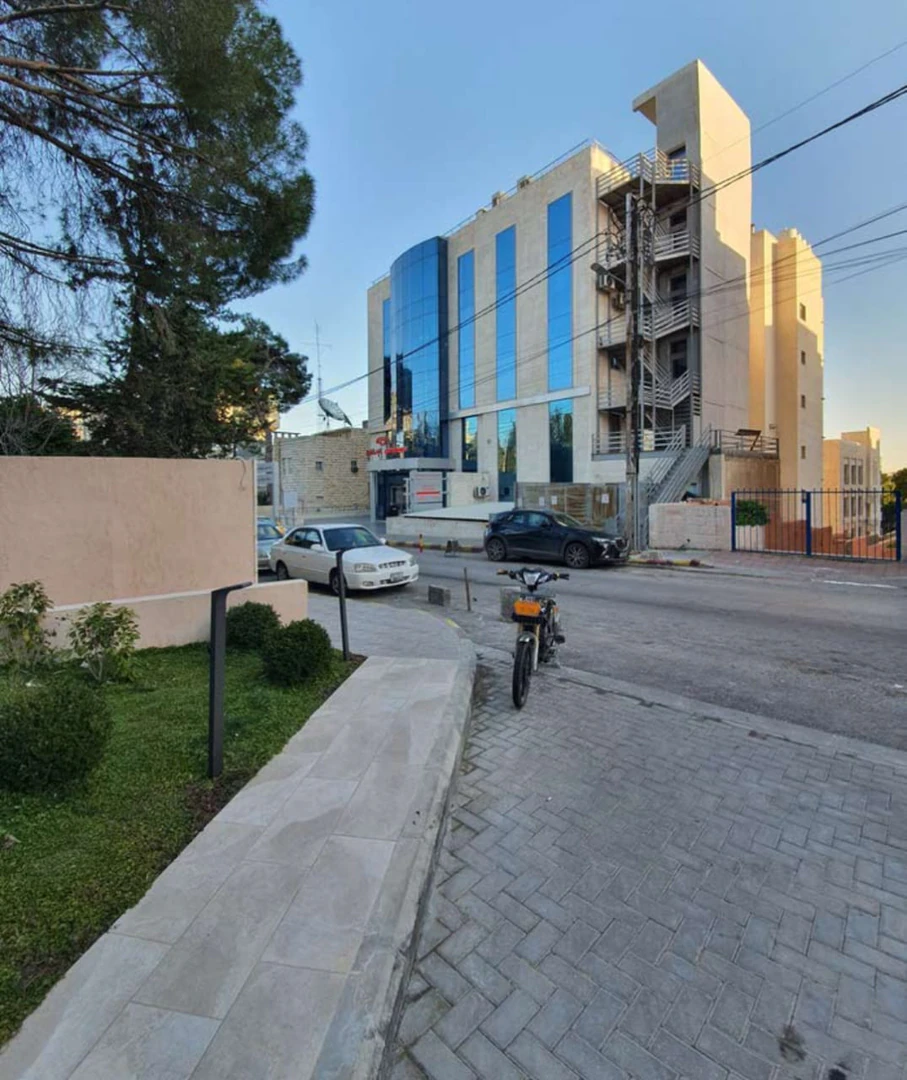 مكتب/تجاري في مقابل مستشفى الخالدي  - 250,000 دأ - صورة 1