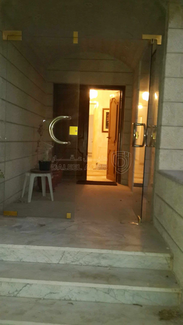 مبنى في تلاع العلي  فوق صالة البنفسج جانب خزان الماء - 300,000 دأ - صورة 1