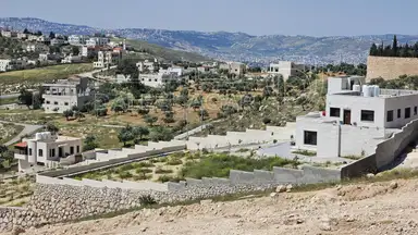 أرض في أرض سكنية مطلة في أم رمانة - 900 م عن شارع الأردن  - 67,000 دأ - صورة NaN