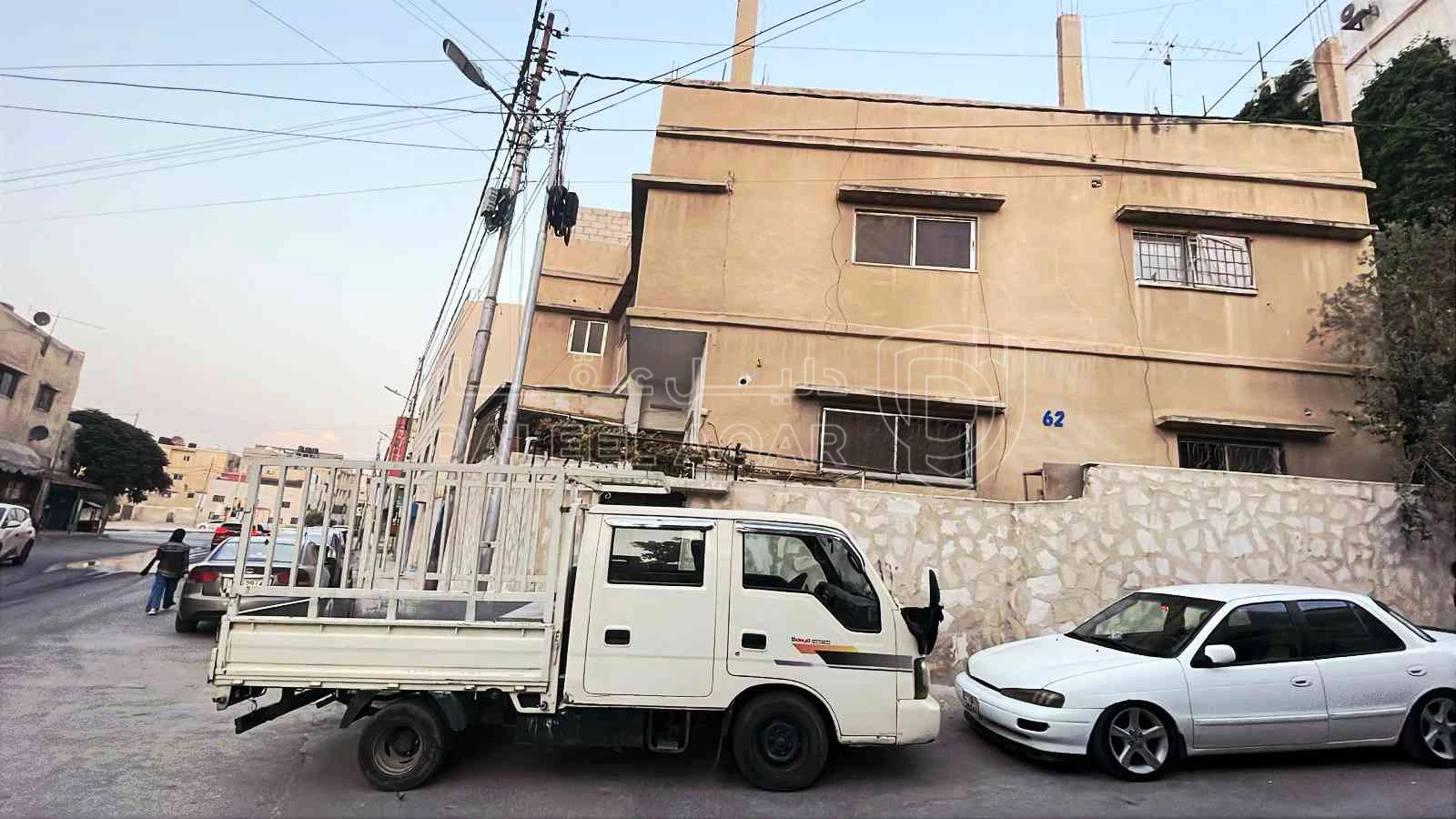 مبنى في الزرقاء _ حي الاسكان _ شارع الامير حمزة - 100,000 دأ - صورة 1