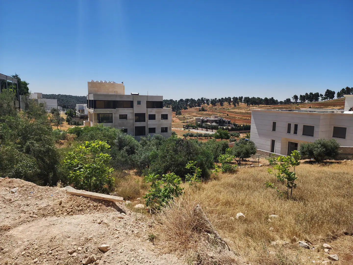 أرض في طريق المطار خلف المدارس العالمية - 360,000 دأ - صورة 1