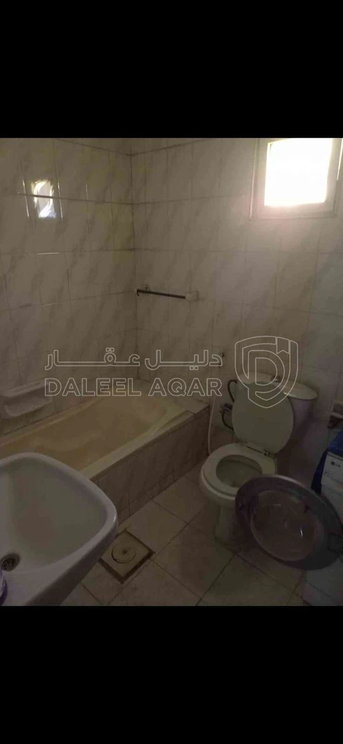 شقة في الزرقاء حي النزهه شارع الزهور  - 30,000 دأ - صورة 1