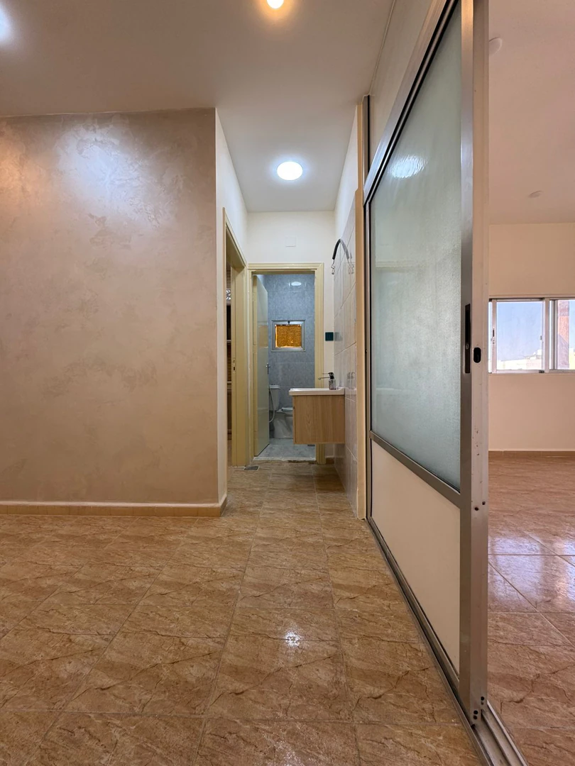 شقة في في المنطقة السكنية الثامنة (شرقي) - 37,000 دأ - صورة 1