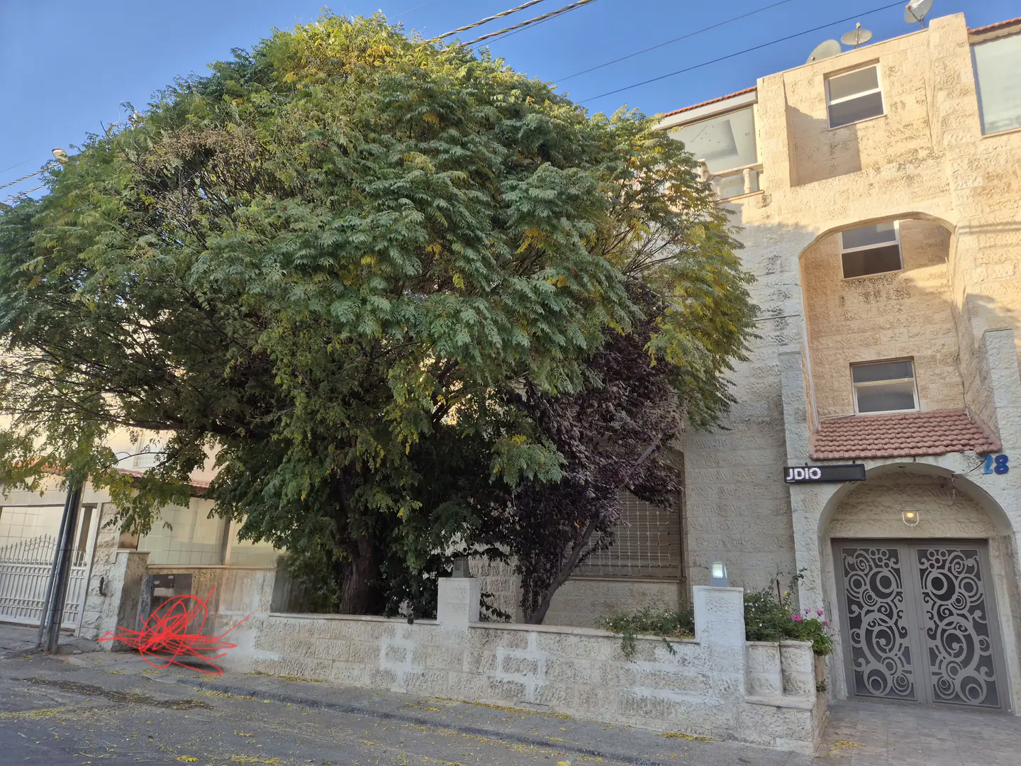 شقة في عبدون شارع إبراهيم الحاج حسن - 180,000 دأ - صورة 1