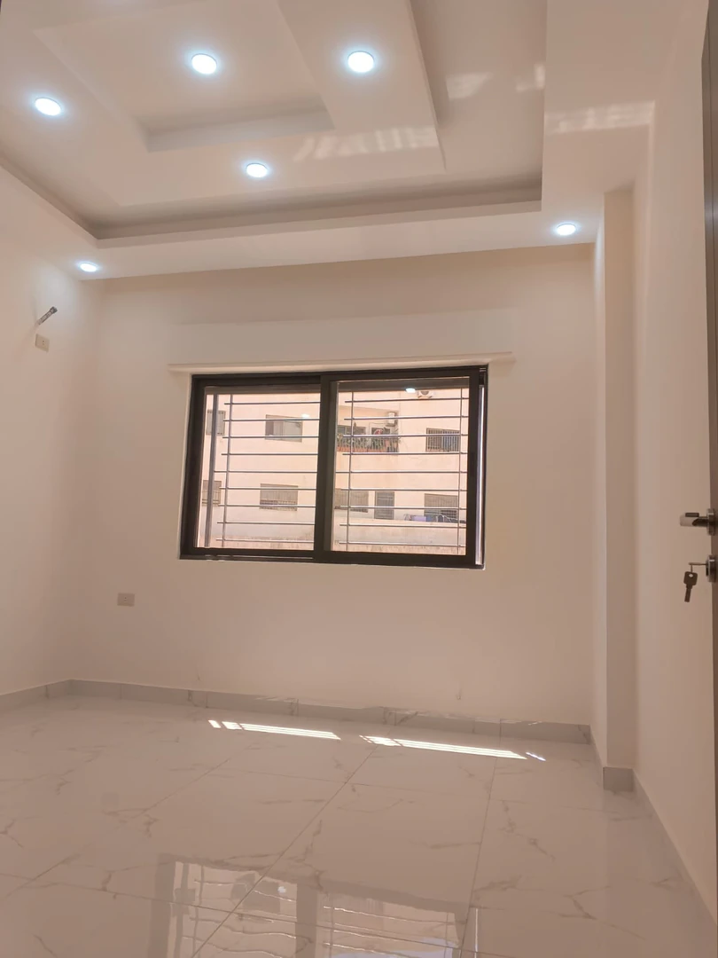 شقة في عين الباشا - حي الامير علي  - 58,000 دأ - صورة 1