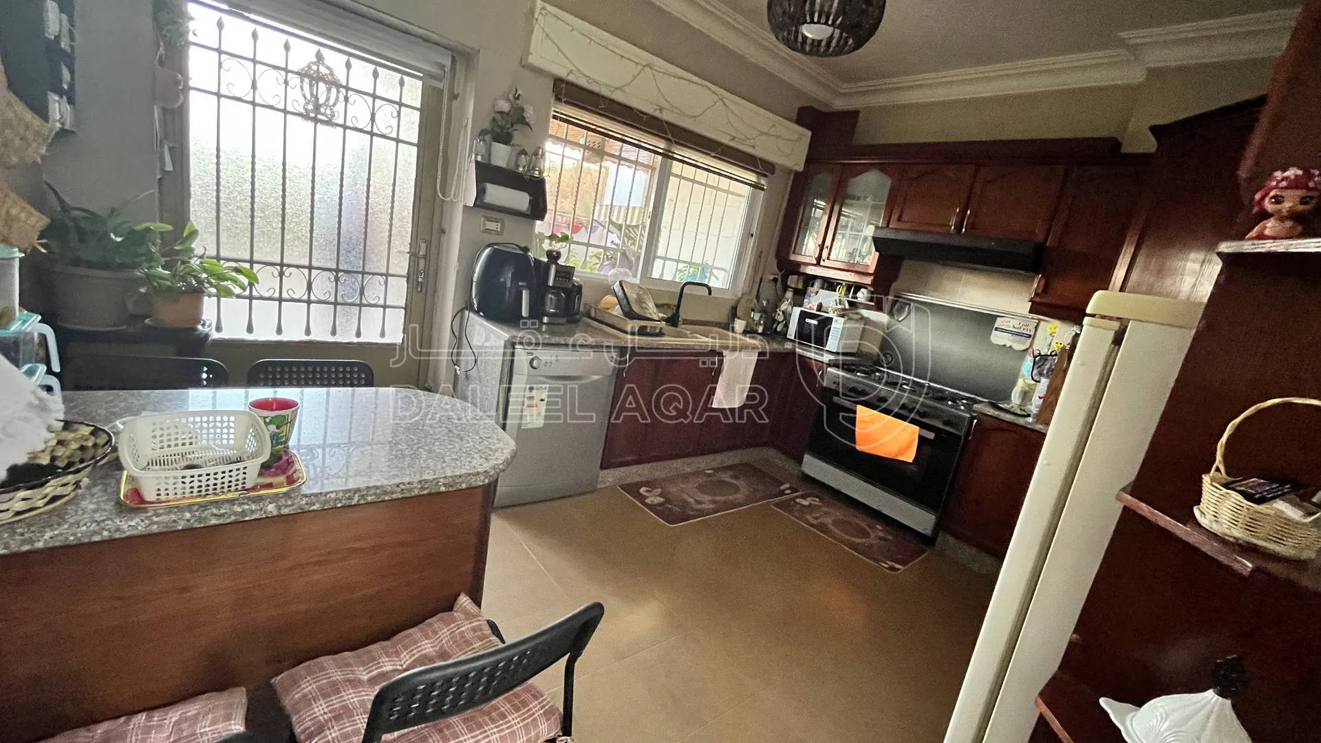 شقة في 🏡 للبيع – شقة بإطلالة ساحرة على وادي الشجرة ومنطقة الدبابنة / السلط – إسكان المهندسين - 65,000 دأ - صورة 1