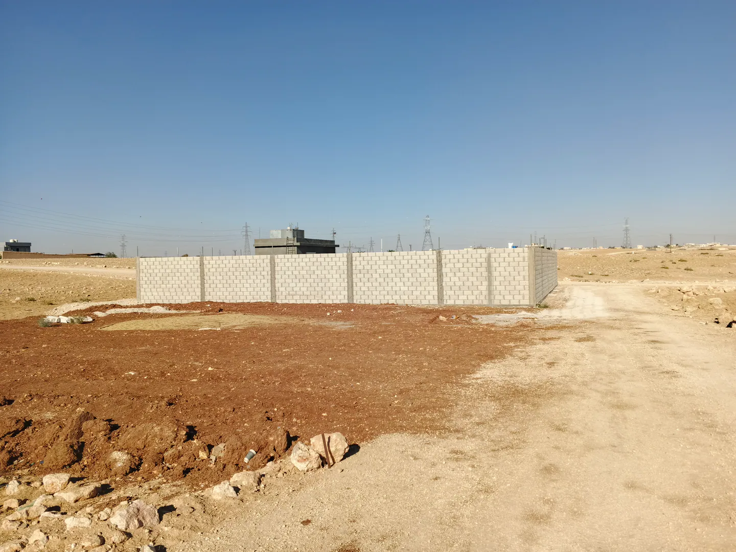 أرض في 500 م مشترك محدد بجانب الشاليهات - 9,500 دأ - صورة 1