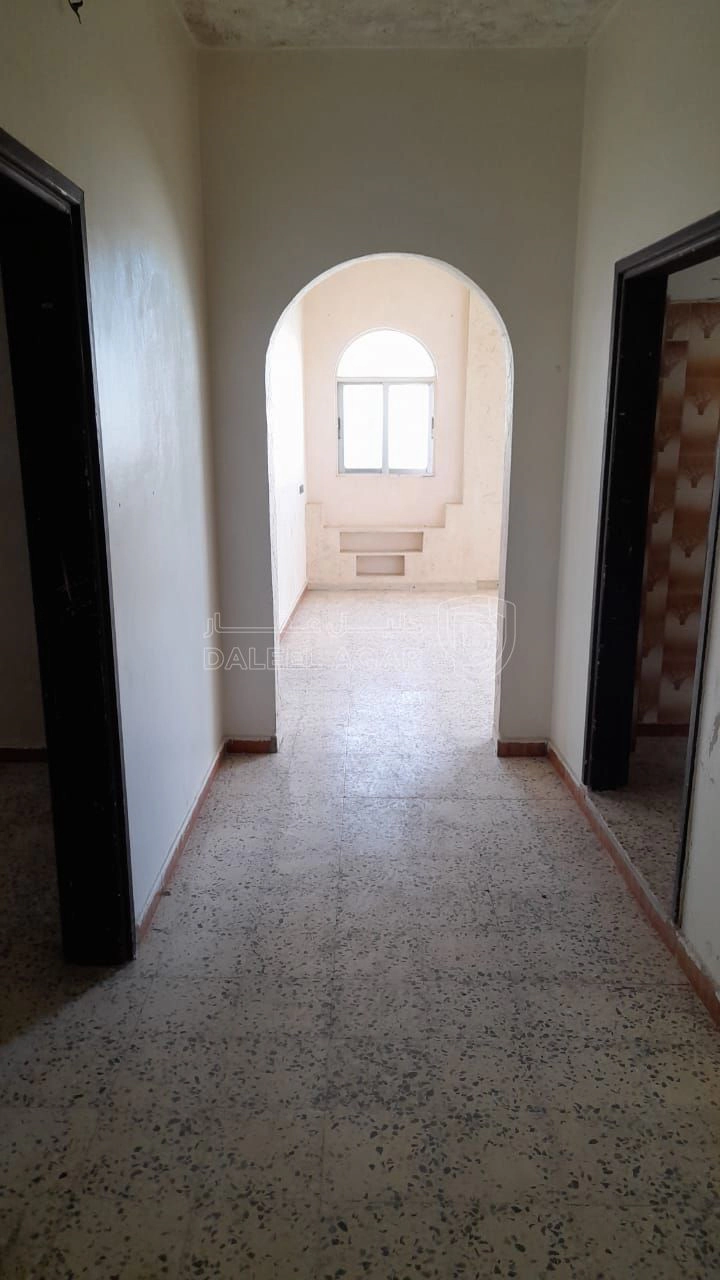 مبنى في الزرقاء - حي شاكر - قرب مدرسة عائشة - 28,000 دأ - صورة 1
