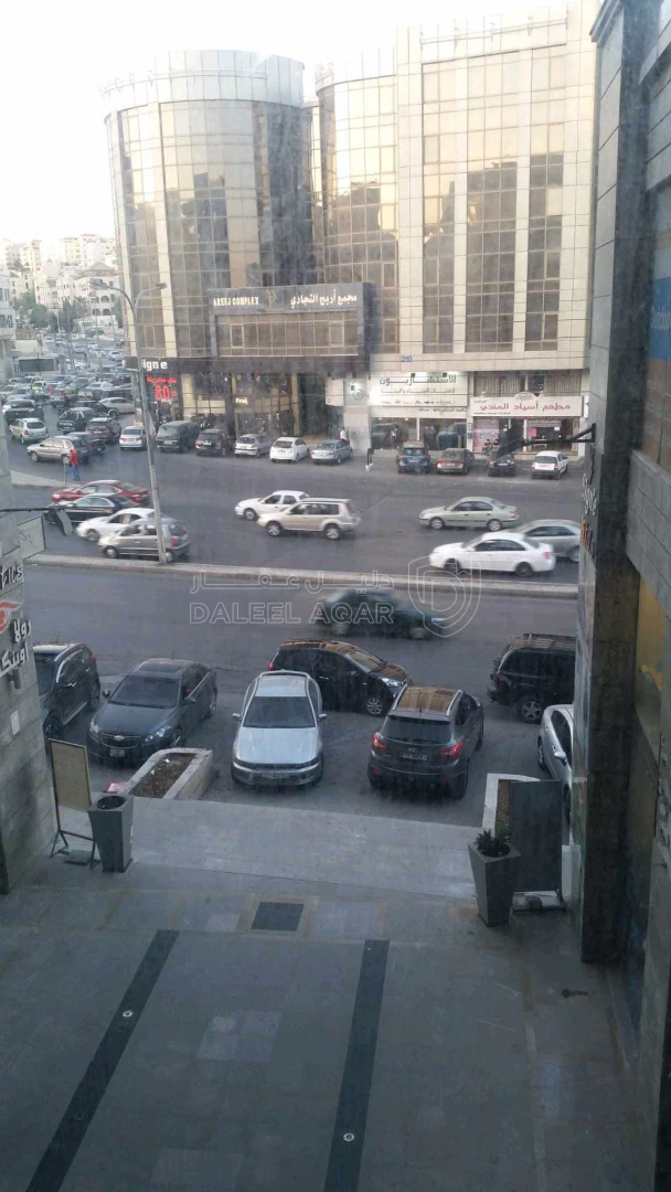 مكتب/تجاري في عمان،شارع الجاردنز، إشارات البشيتي - 40,000 دأ - صورة 1