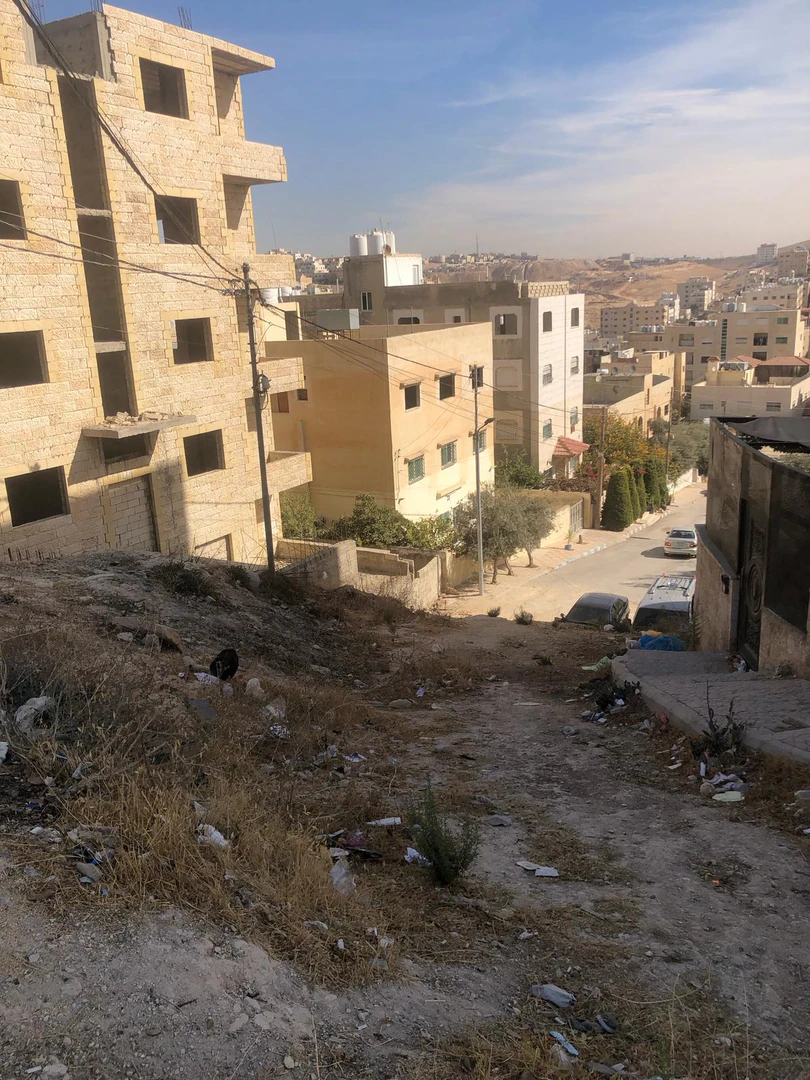 مبنى في عماره بحاجة للتشطيب بسعر جدا منخفض - 170,000 دأ - صورة 1
