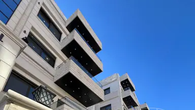 شقة - ارضية مع ترس في اجمل مناطق الياسمين تشطيب حديث  - 87000 دأ