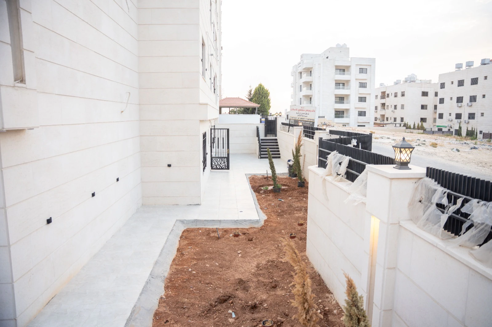 شقة في مرج الحمام- طبقة الظهير  - 168,000 دأ - صورة 1