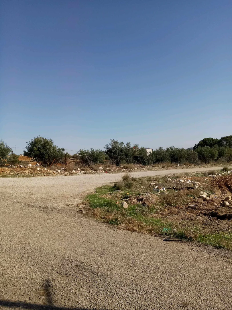 أرض في 1250م ناعور القهاقير ام القطين على شارعين - 175,000 دأ - صورة 1