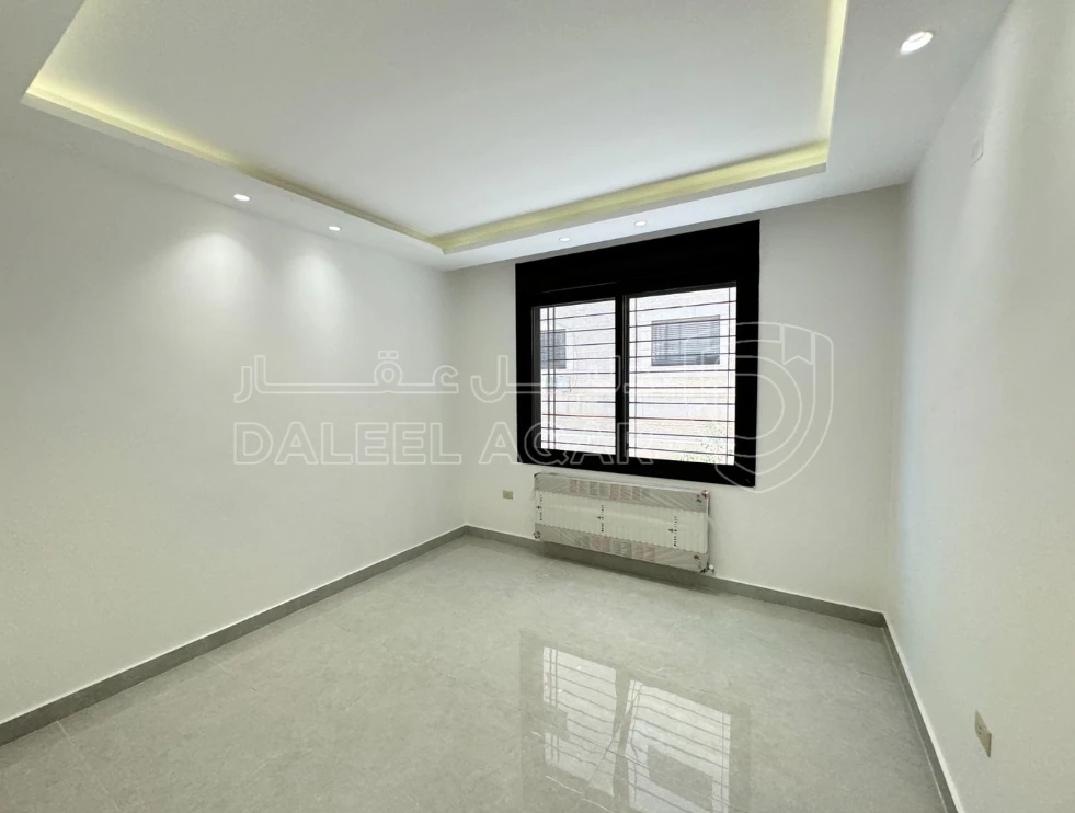 شقة في مقابل جامعة البتراء، قرب مديرية الأمن العام - 91,000 دأ - صورة 1