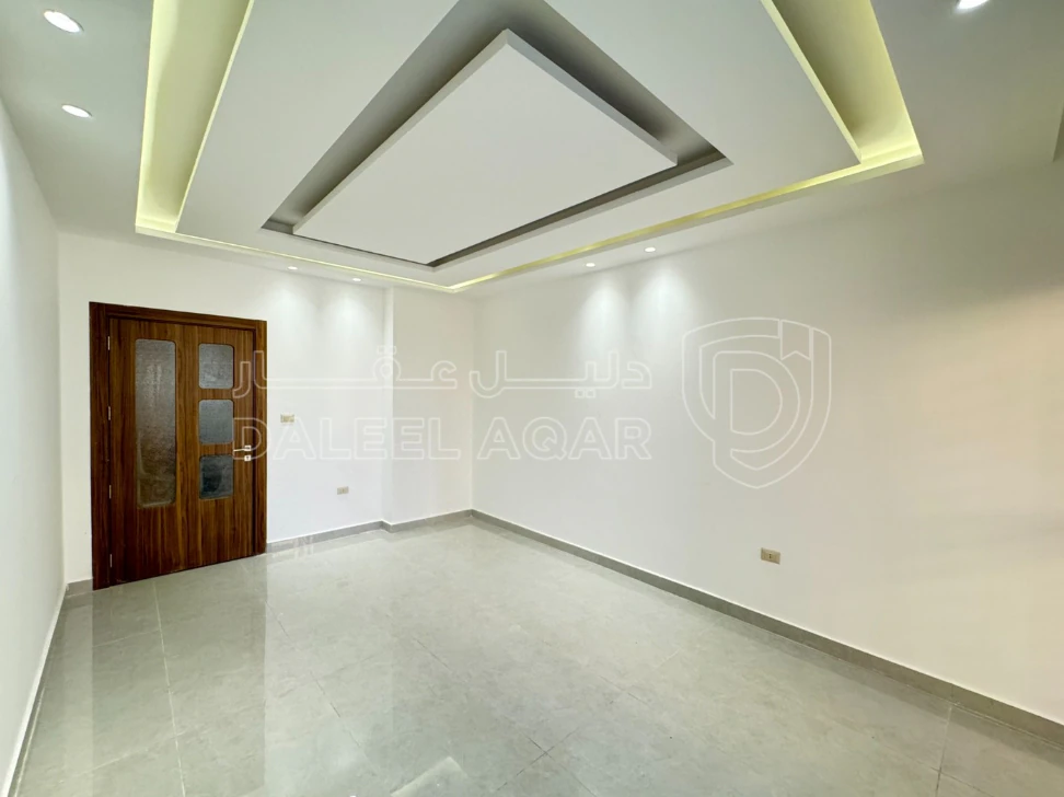 شقة في مقابل جامعة البتراء، قرب مديرية الأمن العام - 91,000 دأ - صورة 1