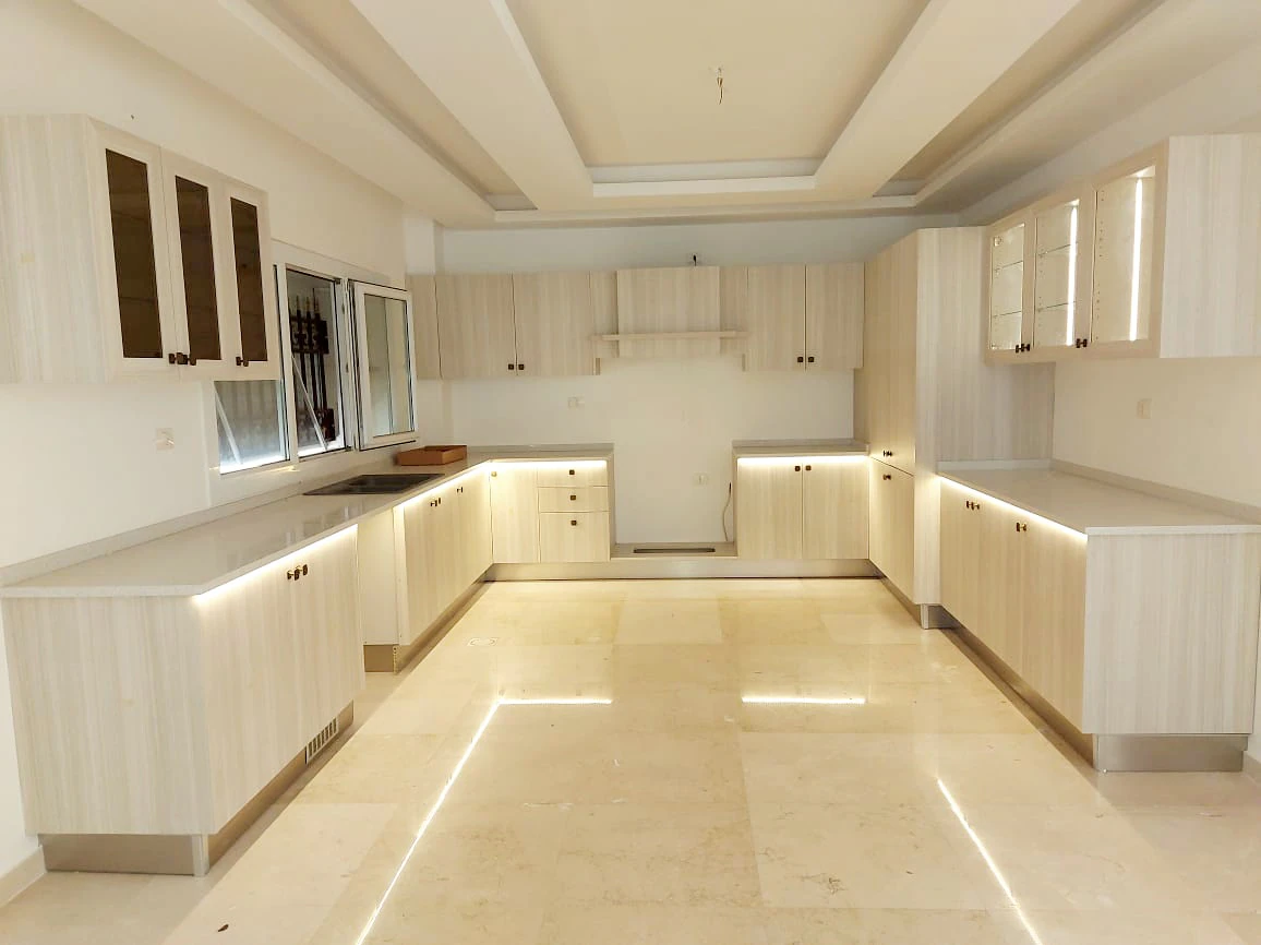 شقة في شارع الملكه زين - 225,000 دأ - صورة 1