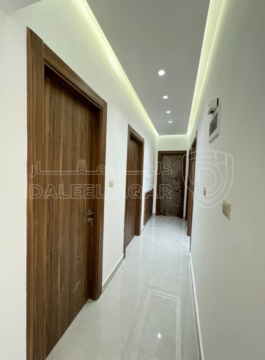 شقة في مقابل جامعة البتراء، قرب مديرية الأمن العام - 91,000 دأ - صورة 1