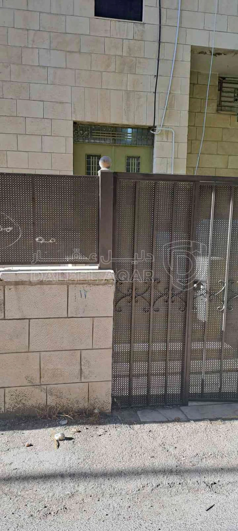 شقة في عمان خلف شارع غوشه بالقرب من مسجد أحد حي الرونق - 60,000 دأ - صورة 1