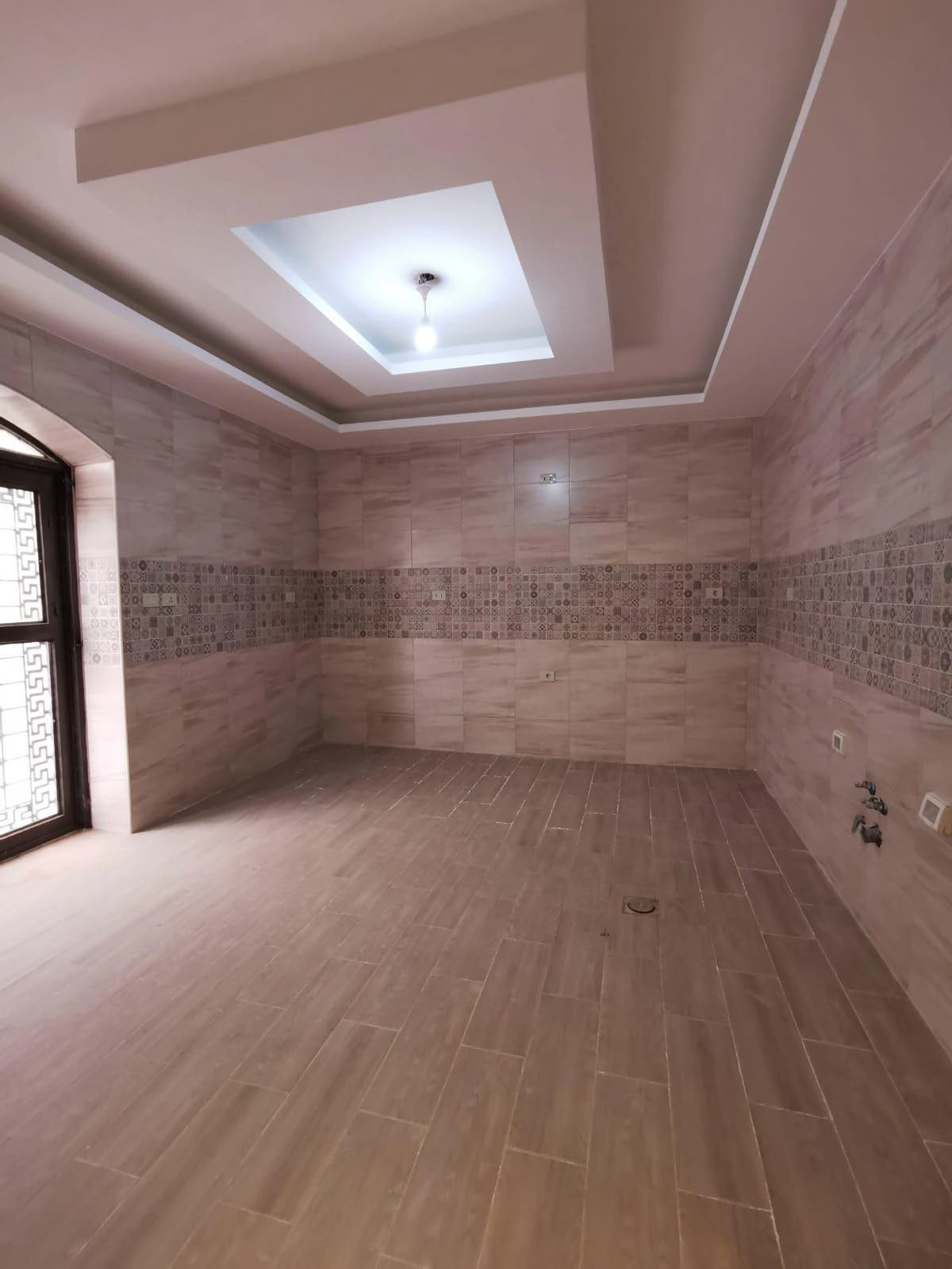 مبنى في قرب مدارس النزهة - 560,000 دأ - صورة 1