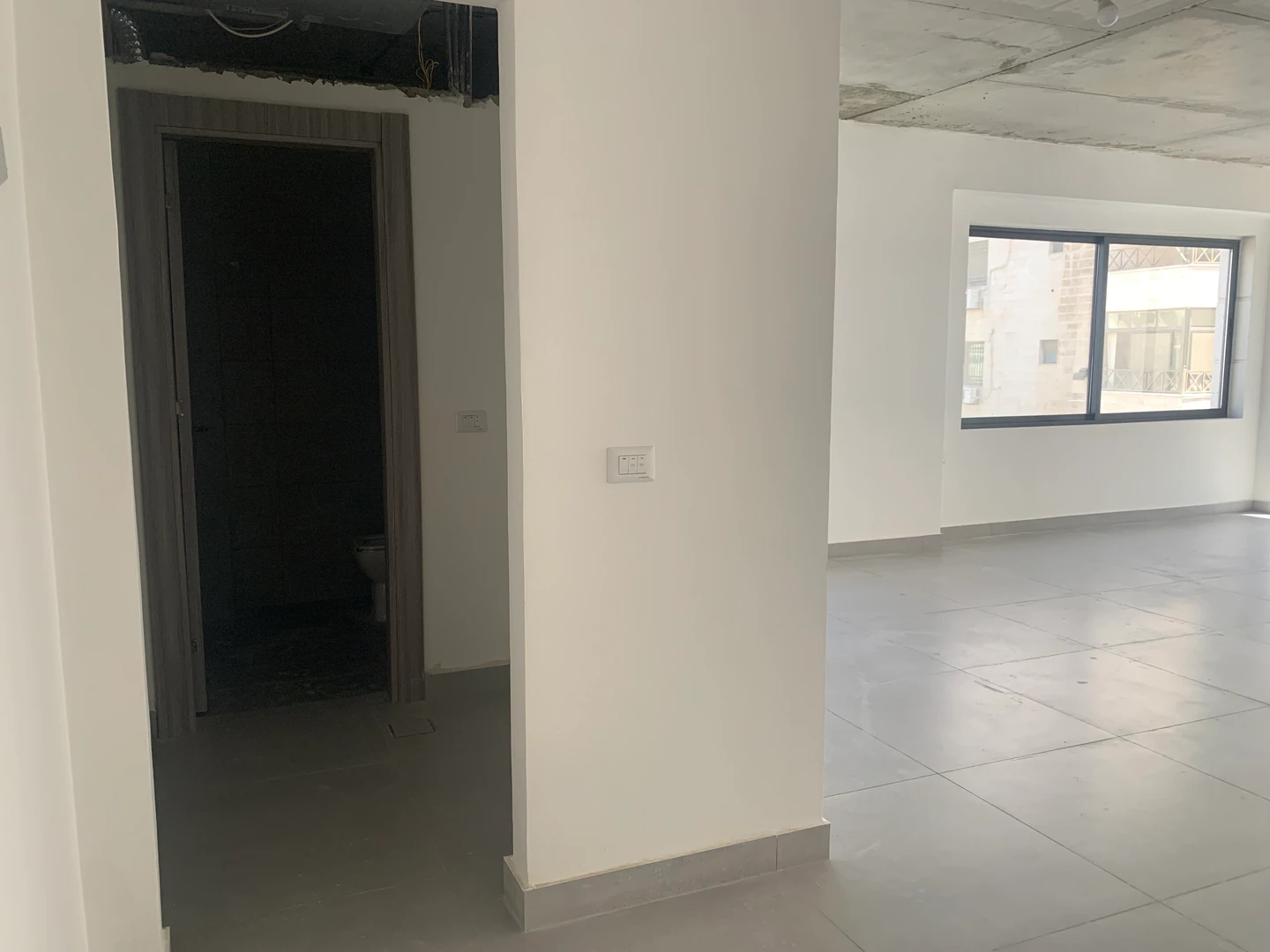 مكتب/تجاري في وادي صقرة، مقابل البنك العربي - 84,000 دأ - صورة 1