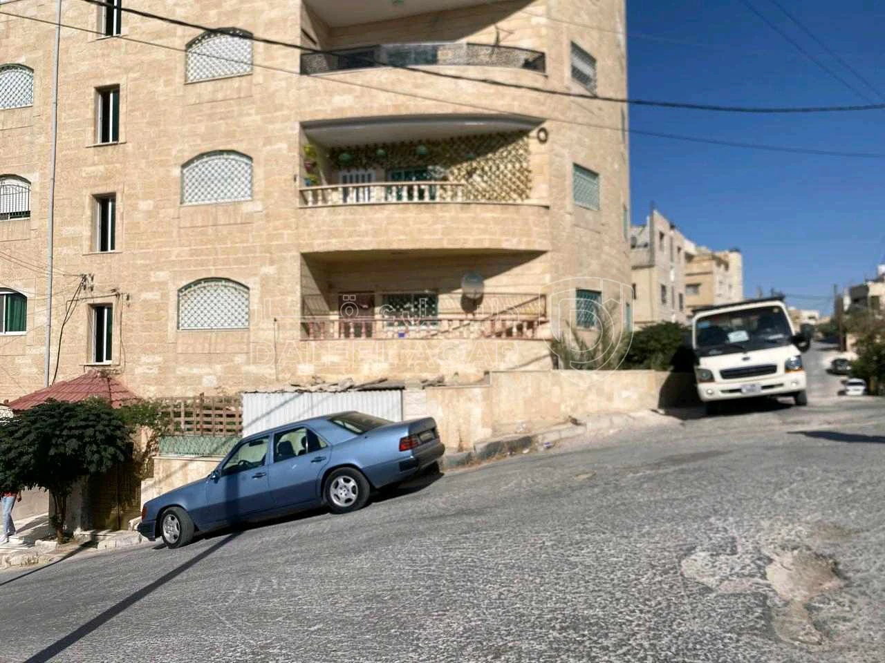 شقة في الزرقاء الزواهره حي القمر مقابل كلية قرطبه - 30,000 دأ - صورة 1