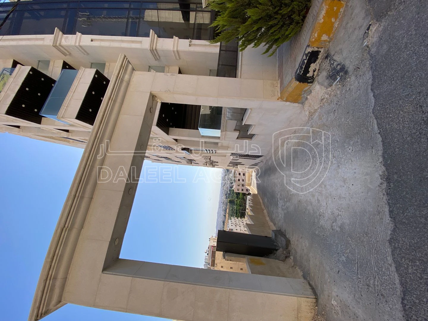 شقة في شقة مميزة للبيع ضاحية الرشيد موقع استراتيجي و مخدوم( غير مفروش) بالقرب من مدارس ريتالطابق شبه ارضي المساحة 161ممكونة من 3 غرف نوم واحد ماستر، 3 حمام ، صالون ، صالة ، مطبخ حديث راكب جاهز ، بلكونة مطلة ، ترس 3*4 ، باب سيفتي ، تشطيب سوبر ديلوكس ، مصعد ، مستودع , كراج مستقل ، 6 متر خزانات مياه + مضخة.بناء جديد  البيع من المالك مباشرة  - 76,000 دأ - صورة 1