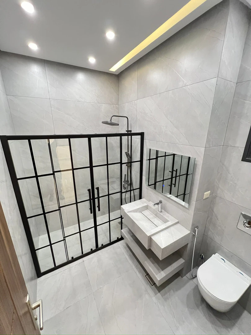 شقة في ابو علندا - إسكان الكهربا - قرب مسجد العتيبي - 85,000 دأ - صورة 1
