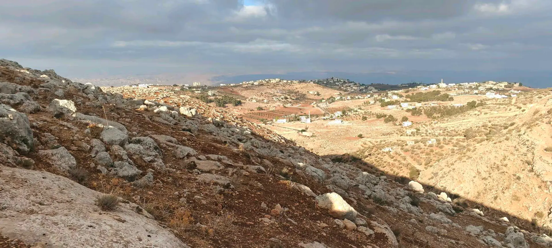 أرض في السلط / بطنا / بالقرب من مسجد ابو ذر الغفاري  - 30,000 دأ - صورة 1