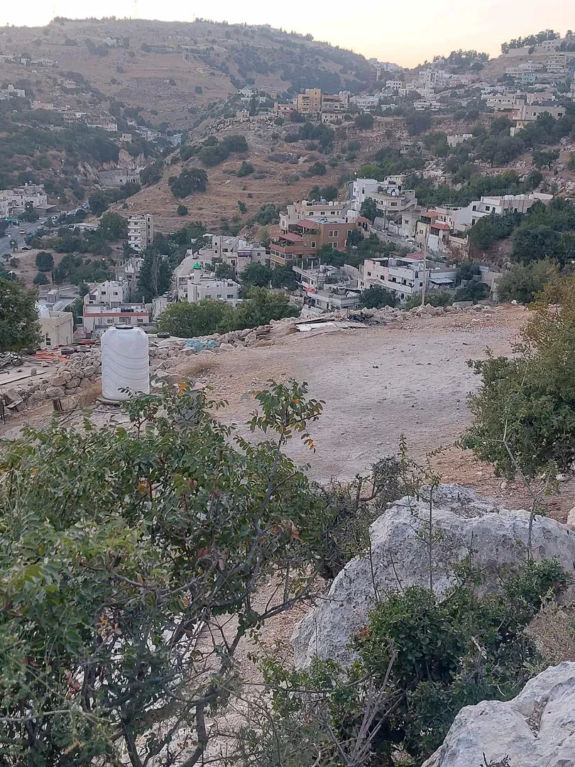 أرض في عمان الغربيه  - 90,000 دأ - صورة 1