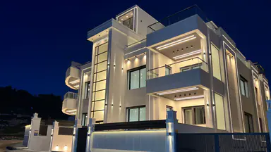 شقة - طريق المطار - خلف المدارس العالمية  - 165000 دأ