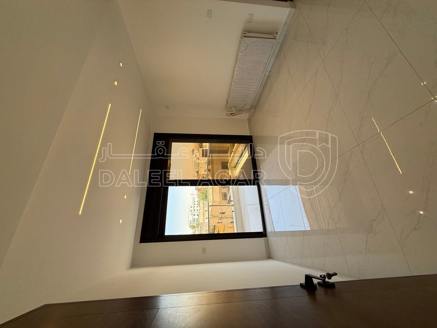 شقة في طريق المطار - شارع الخدمات  - 225,000 دأ - صورة 1