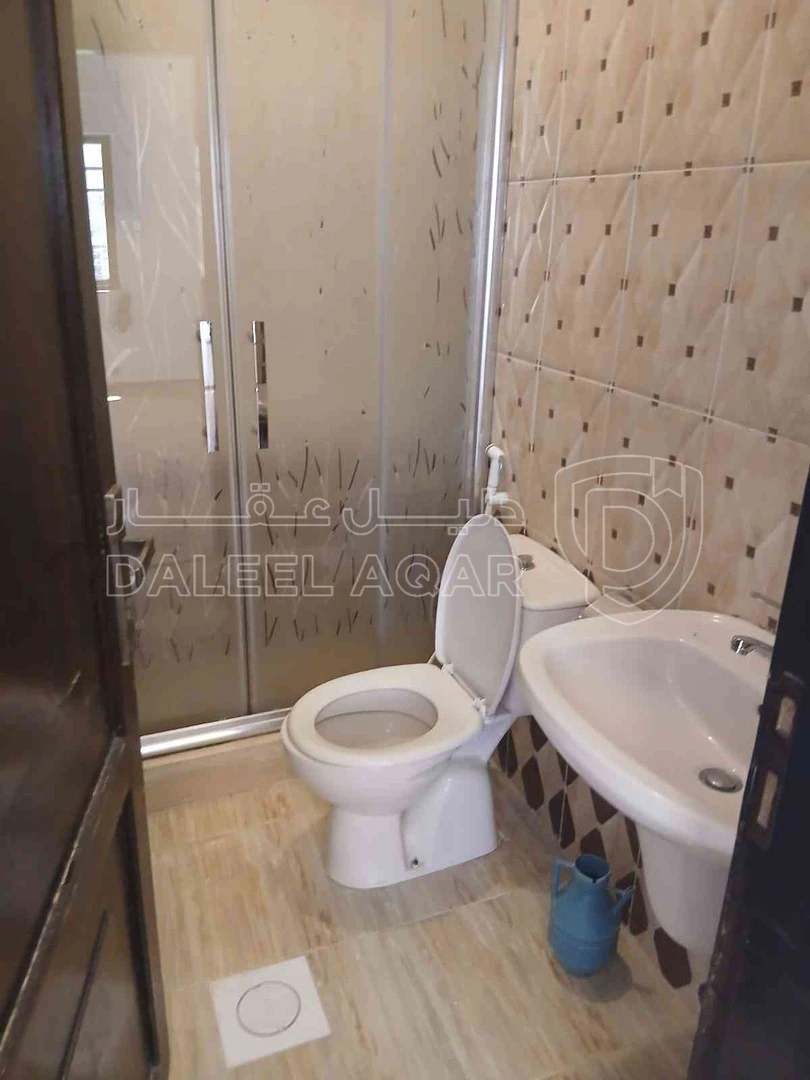 شقة في الجبيهة حي ام زويتينة طايق ارضي مع ساحة خارجية . مدخل مستقل( باب عالمطبخ و باب ع غرفة الضيوف و باب من مدخل العمارة )٣ غرف نوم واحدة ماستر غرفة ضيوف صالون مطبخ مفتوح على صالة ٦ متر خزانات(٤ تحت ٢ فوق ) - 70,000 دأ - صورة 1