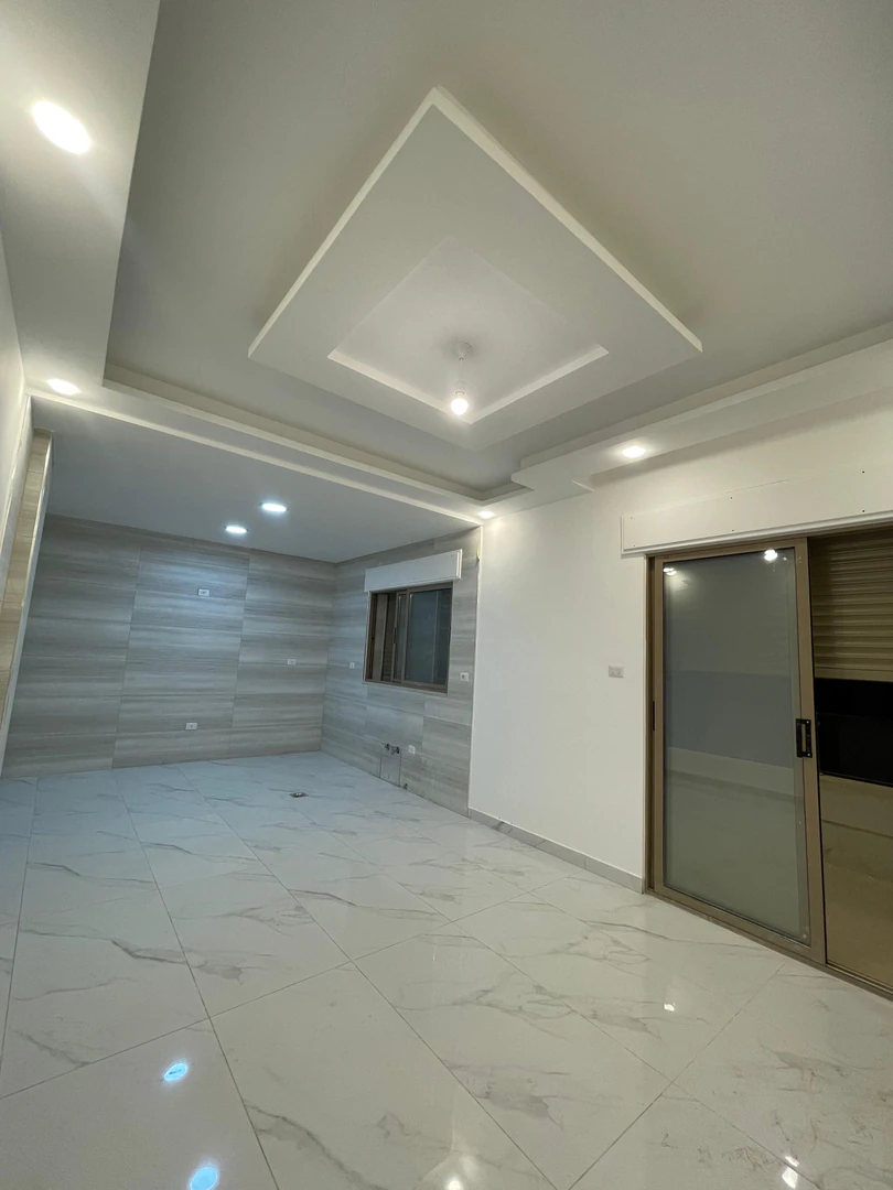 شقة في قرب الراعي مول - 50,000 دأ - صورة 1