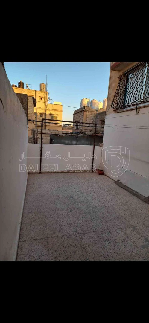 شقة في الزرقاء حي النزهه شارع الزهور  - 30,000 دأ - صورة 1
