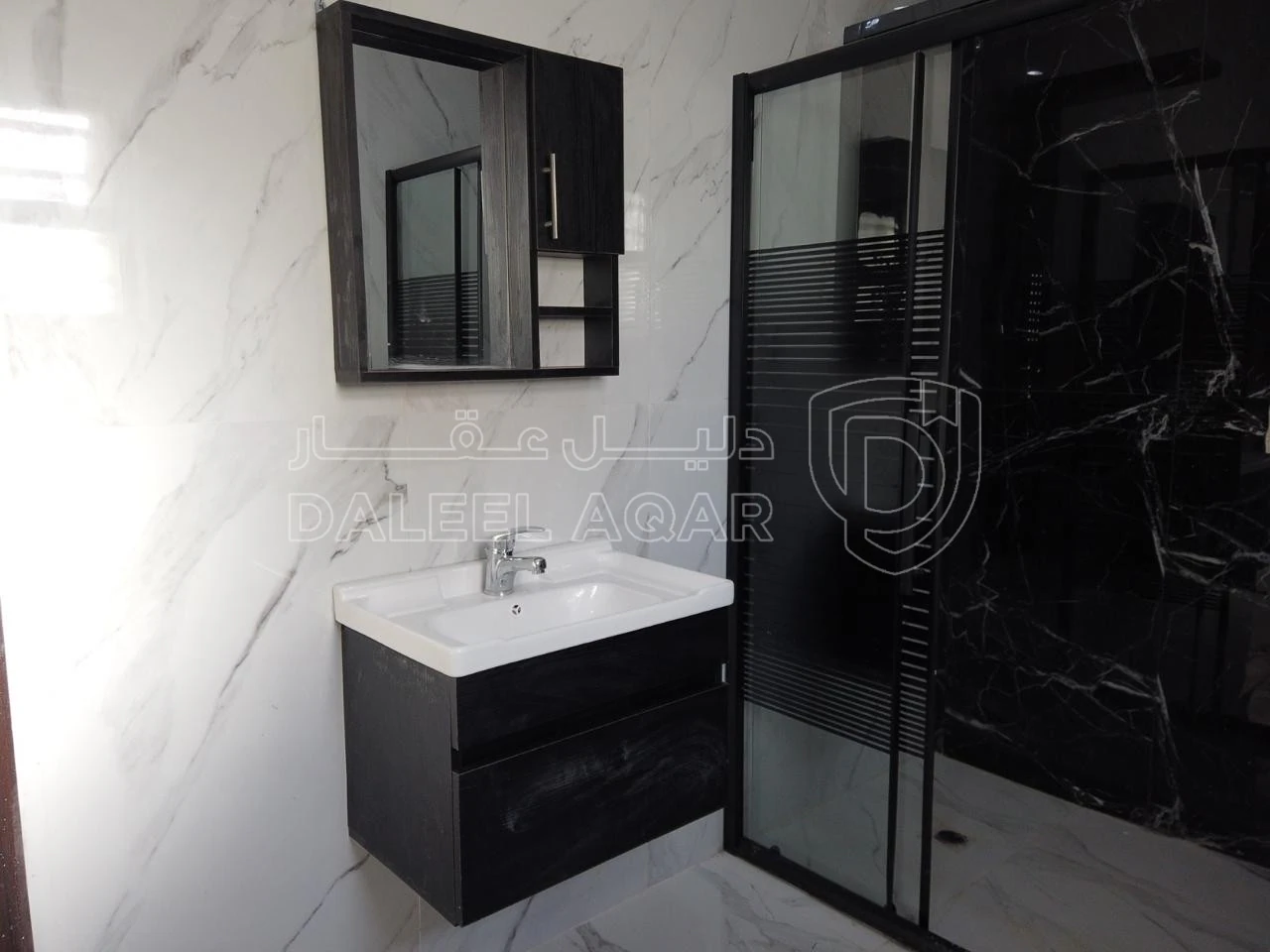 شقة في ‏ALHAKAM HOUSING كاش او أقساط من المالكمشروع مادبا حي الرشاد ((بالقرب من مسجد عيسى أبن مريم))( شقق طابقيه مساحة (174)📌لدينا فريق كامل مجهز في اي وقت للجولات الميدانية وتزويدكم في ادق التفاصيل للمشروع (المشروع جاهزة للتسليم) 🏘️🏘️🏙️ شركتنا مختصة باختيار المواقع الاستراتيجية وفي أرقى المناطق) ________🏘️ مواصفات الشقق بمواصفات ڤلل💯تشطيبات سوبر ديلوكس❇️ مساحة الشقه الاولى 174+220 مساحات خارجيه ❇️ مساحة الشقق (174)م وتتكون من : ✔️ 2 غرف نوم اطفال  ✔️ غرفة ماستر ✔️ 3حمامات ✔️ صالون مع بلكونه✔️ مطبخ مع بلكونه✔️ غرفة ضيوف مع بلكونه 📌مواصفـات الشقة :-🔹المنيوم مقطع خاص Spacer 16m زجاج Double Glaze عازل للحرارة والصوت .🔹اباجورات المنيوم كهرباء معزولة Foam .🔹 بورسلان إسباني نخب أول .🔹 أطقم حمامات معلقة Vetra .🔹 مغاسل كاونتر مع خزائن Laminate .🔹 بطاريات Roca إسباني .🔹 نظام Shower Jet مع قاطع سيكوريت واكسسوارات Stainless steel .🔹 أسقف جبسبمورد مع ديكورات مودرن مميزة لكامل الشقة .🔹انارة Spot light Linear light لكامل الشقة .🔹أبواب قشرة جوز دهان ايطالي .🔹باب رئيسي أمان متعدد الاقفال .🔹دهانات ديكورية للمداخل ودهانات Dulux لداخل الشقة .🔹انتركم  .🔹تمديدات انترنت لكل الغرف .🔹تأسيس كامل للمكيفات لكل الغرف ويشمل النحاس والكهرباء والتصريف .🔹نظام ستلايت مركزي📌مواصفات المشروع :-🔸واجهات وبروزات معمارية مميزة حجر رويشد نخب اول قياس 50 سم .🔸ديكورات للمداخل والادراج وواجهات المصاعد .🔸رخام ايطالي للمداخل والادراج والترسات .🔸مصعد ايطالي Stainless Steel .🔸عزل كامل مائي وحراري لجدران المبنى داخلي وخارجي .🔸موقف سيارة مستقل لكل شقة .🔸خزان ماء اضافي لكل شقة .🔸تشطيبات Super Deluxe .🔸اشراف هندسي كامل على كافة مراحل العمل من التأسيس وحتى التشطيب النهائي .✅ خدمة ضمان ما بعد البيع :-جميع الشقق منفذة باعلى المواصفات الفنية ومكفولة لمدة سنةكاملة 💯.للأستفسار :0777979428 - 75,000 دأ - صورة 1