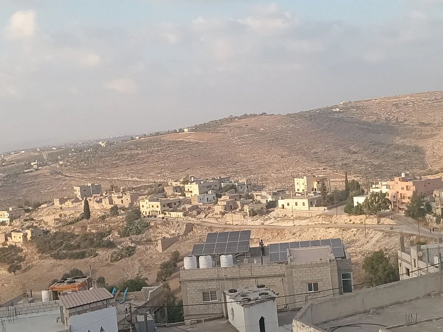 أرض في اراضي عنبه الحاره التحتى.. طريق النقيع - 140,000 دأ - صورة 1