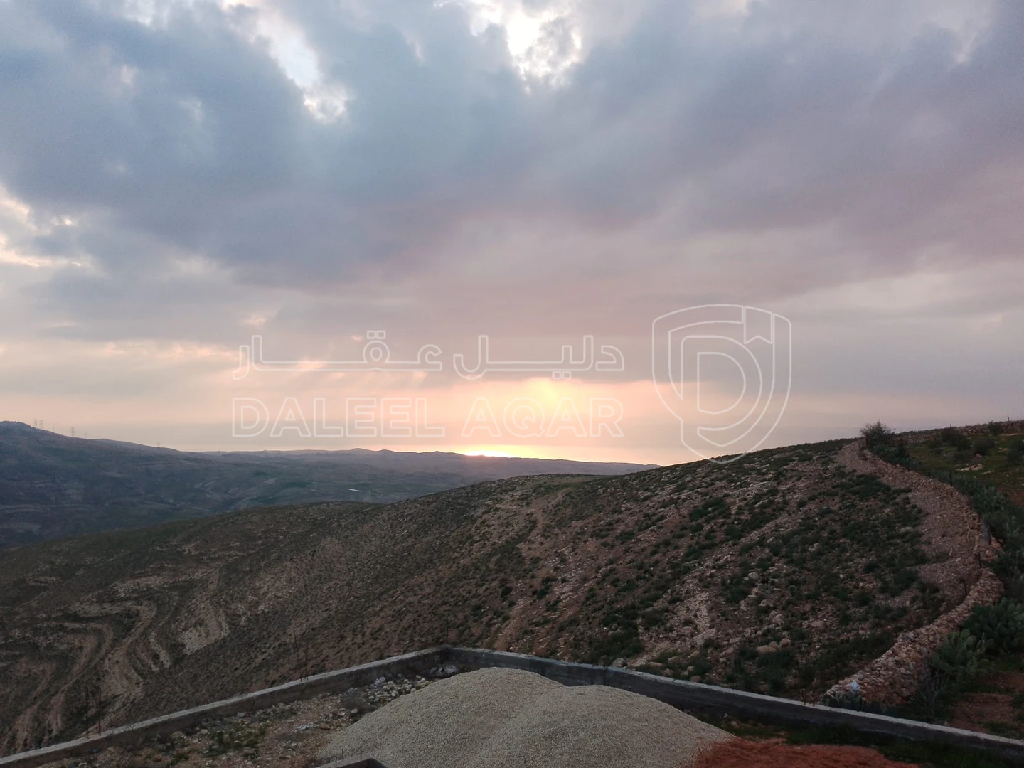 أرض في أراضي مادبا  - 140,000 دأ - صورة 1