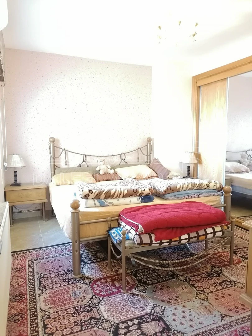 شقة في شارع غزاله - 60,000 دأ - صورة 1
