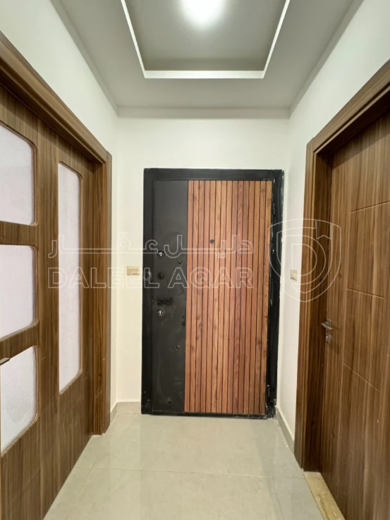 شقة في مقابل جامعة البتراء، قرب مديرية الأمن العام - 91,000 دأ - صورة 1