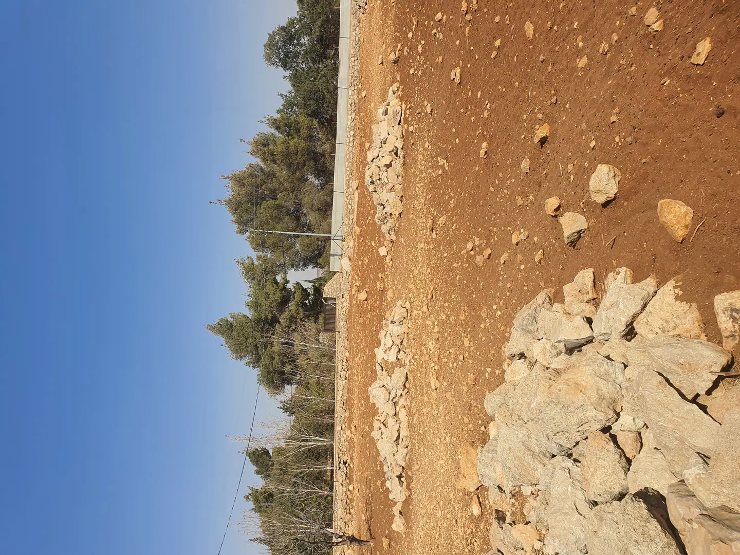 أرض في أرض مميزة 3 شوارع بموقع استراتيجي - 360,000 دأ - صورة 1