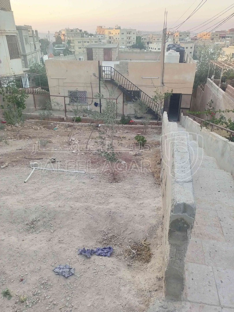 مبنى في الزرقاء جيل الأمير حسن قرب حاووز الماء  - 70,000 دأ - صورة 1