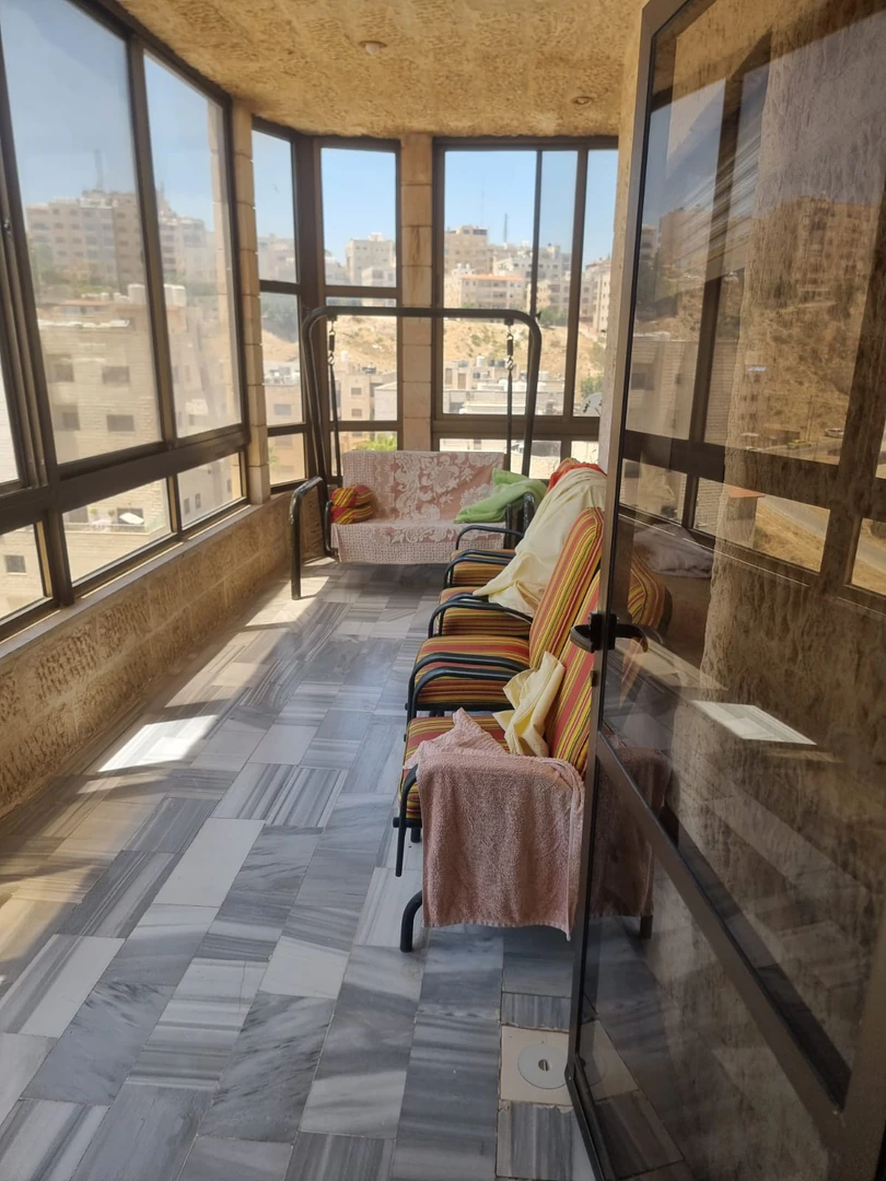 شقة في شقه في ضاحيه الرشيد 295م مع روف للبيع  - 110,000 دأ - صورة 1