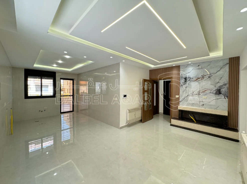 شقة في مقابل جامعة البتراء، قرب مديرية الأمن العام - 91,000 دأ - صورة 1