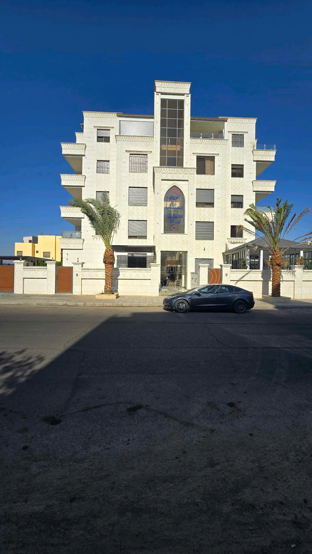 شقة في المنطقة السكنية  الخامسة  - 100,000 دأ - صورة 1