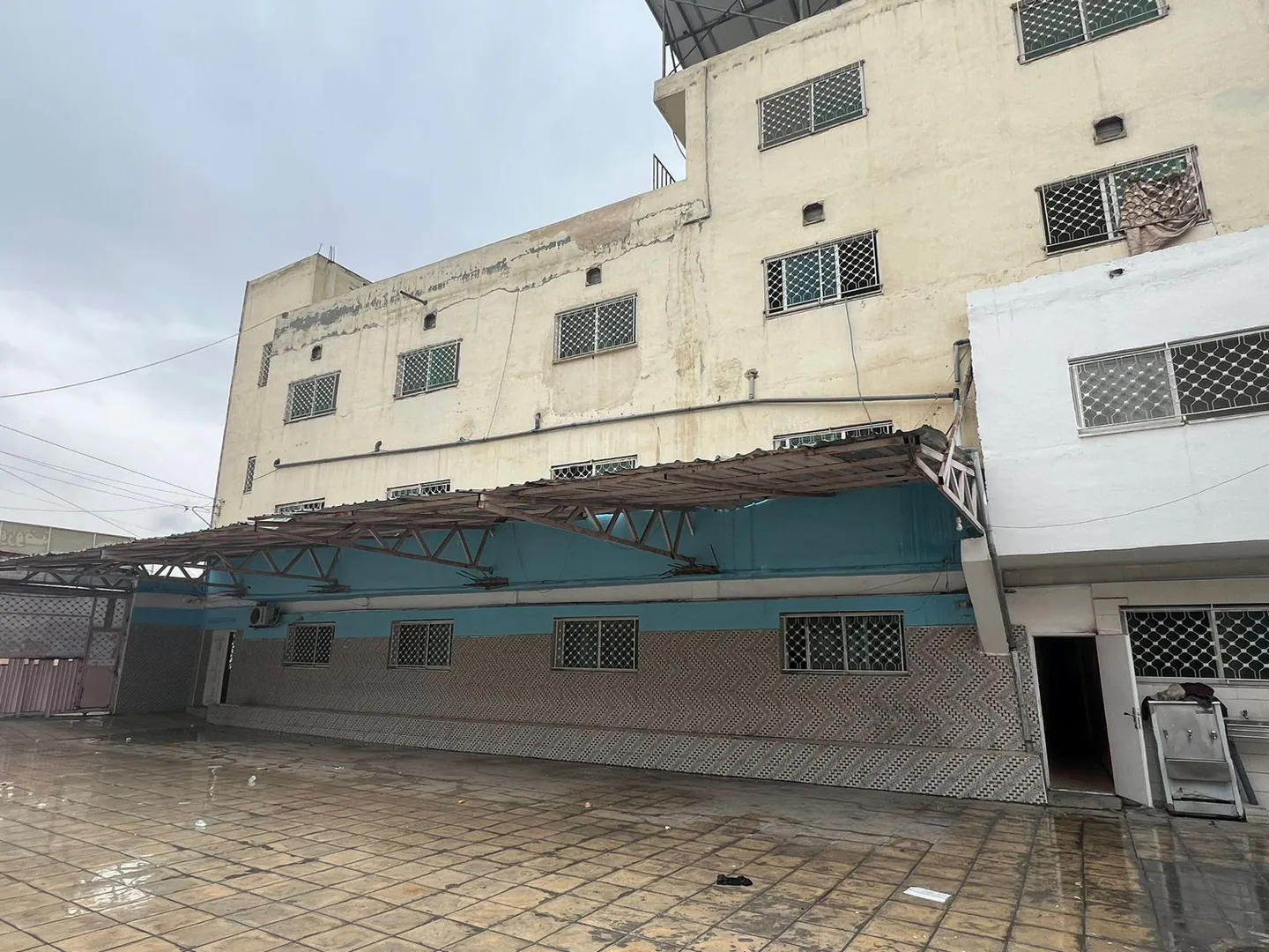 مبنى في الرصيفة اسكان الامير طلال بجانب مياه الرازي - 750,000 دأ - صورة 1