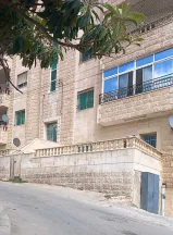 شقة - عمان ام نوارة شارع الحكمة - 45000 دأ