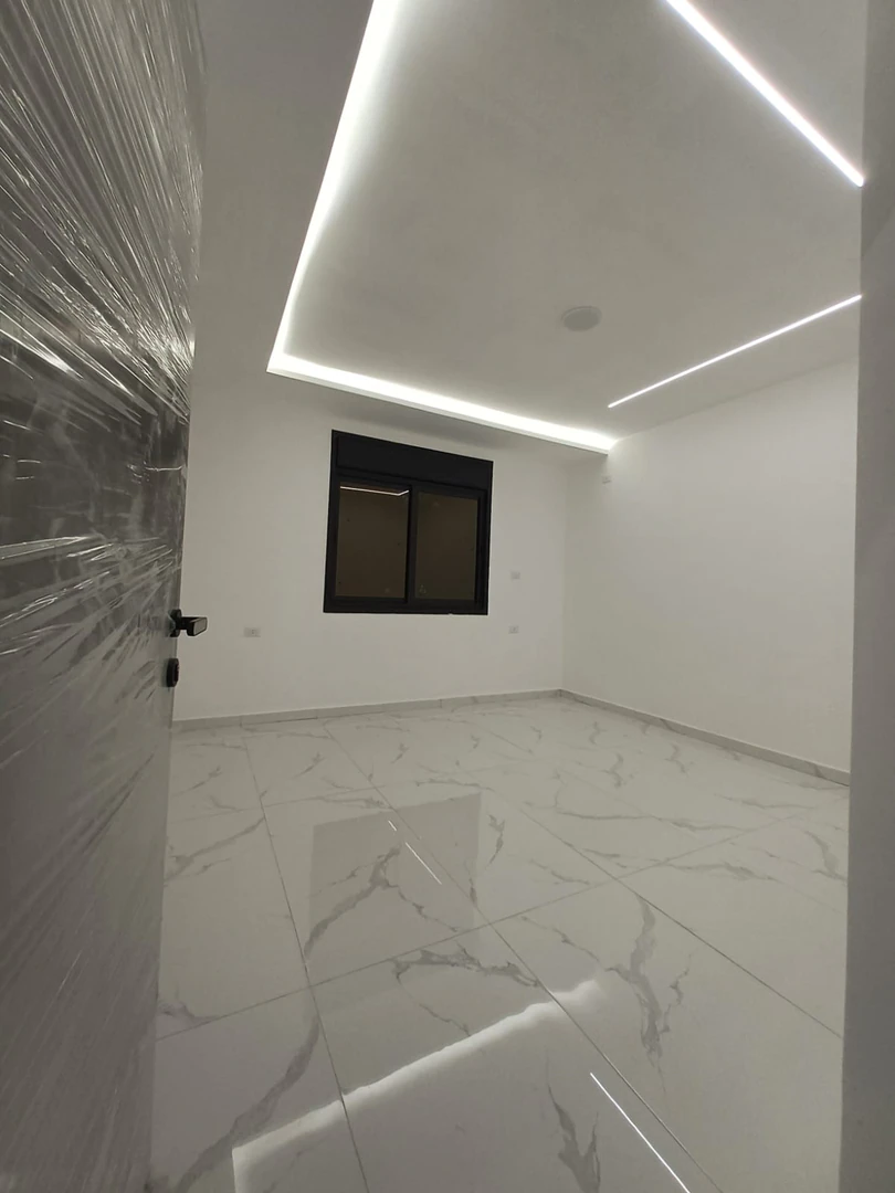 شقة في بالقرب من أسواق جبر - 100,000 دأ - صورة 1