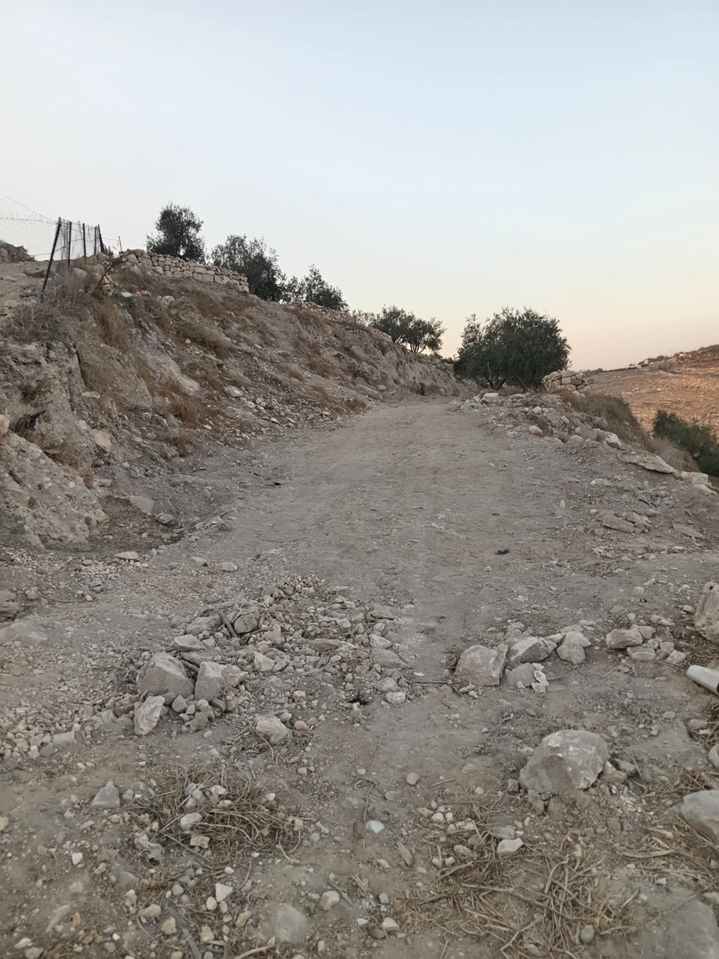 أرض في اراضي عنبه الحاره التحتى.. طريق النقيع - 140,000 دأ - صورة 1