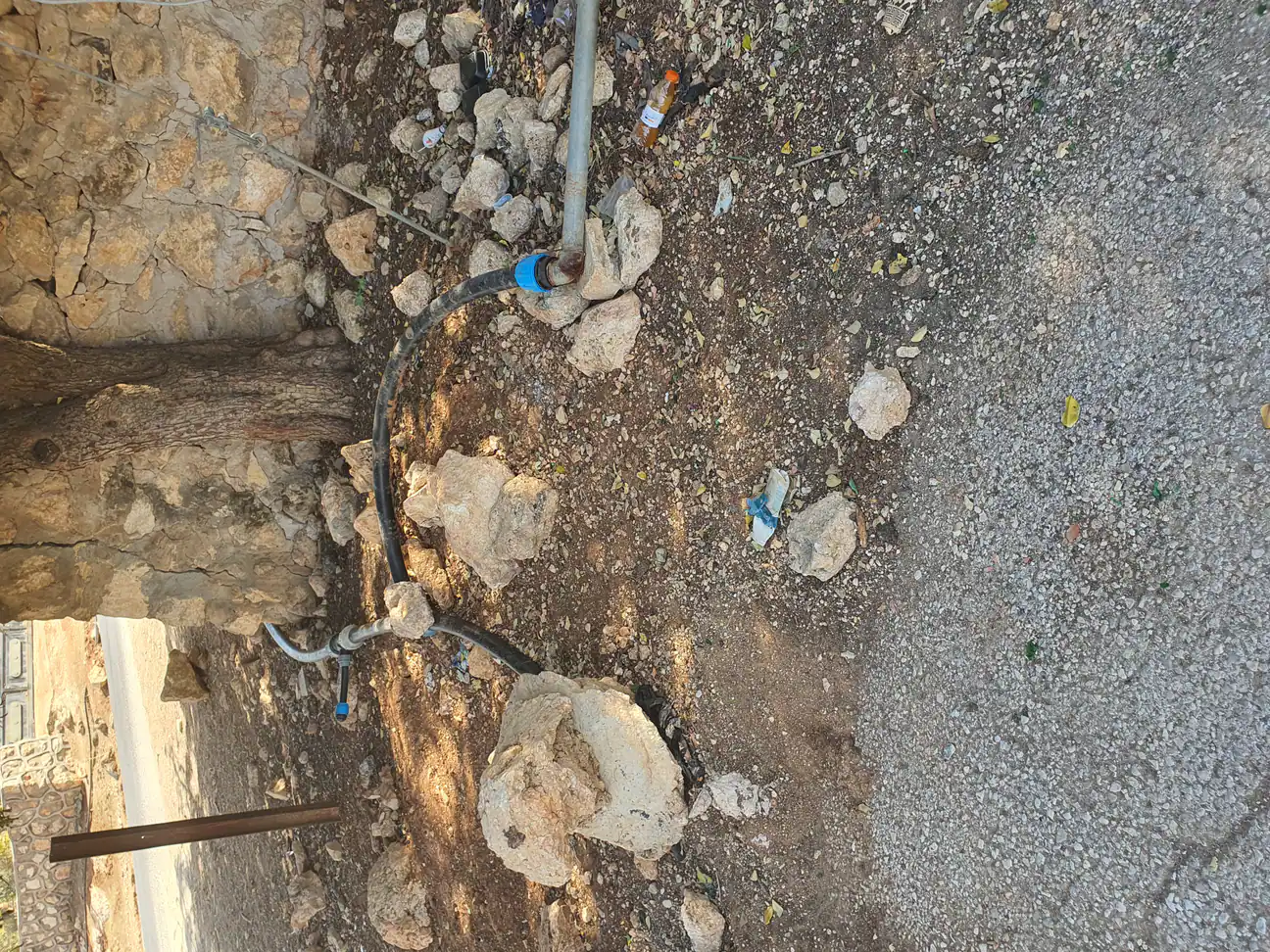 أرض في أرض مميزة 3 شوارع بموقع استراتيجي - 360,000 دأ - صورة 1